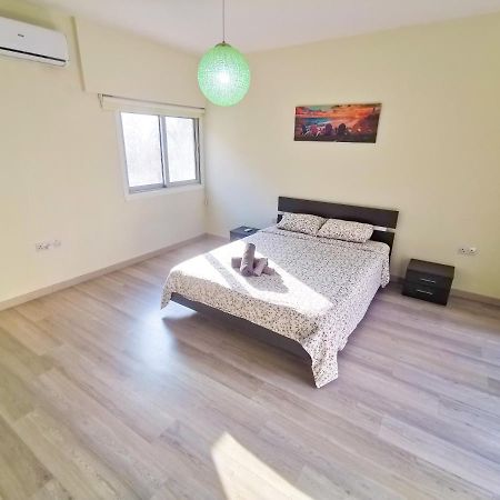 Beach-A-Holic Apartment, 2 Min Distance From Larnaca Marina Eksteriør bilde