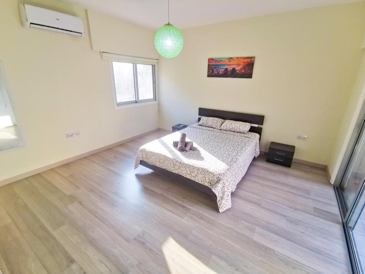 Beach-A-Holic Apartment, 2 Min Distance From Larnaca Marina Eksteriør bilde